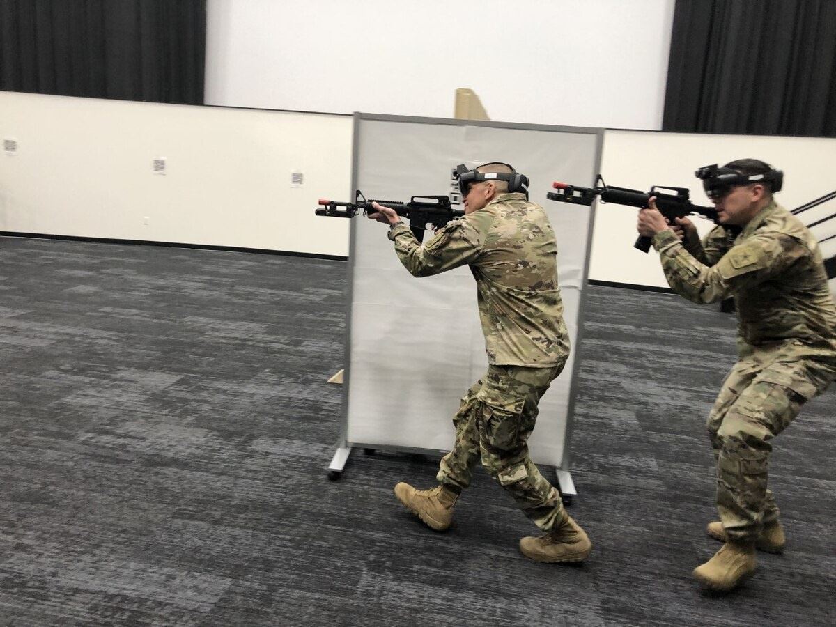             Aquí está su primer vistazo al HoloLens 2 listo para el combate del Ejército de EE. UU. En acción