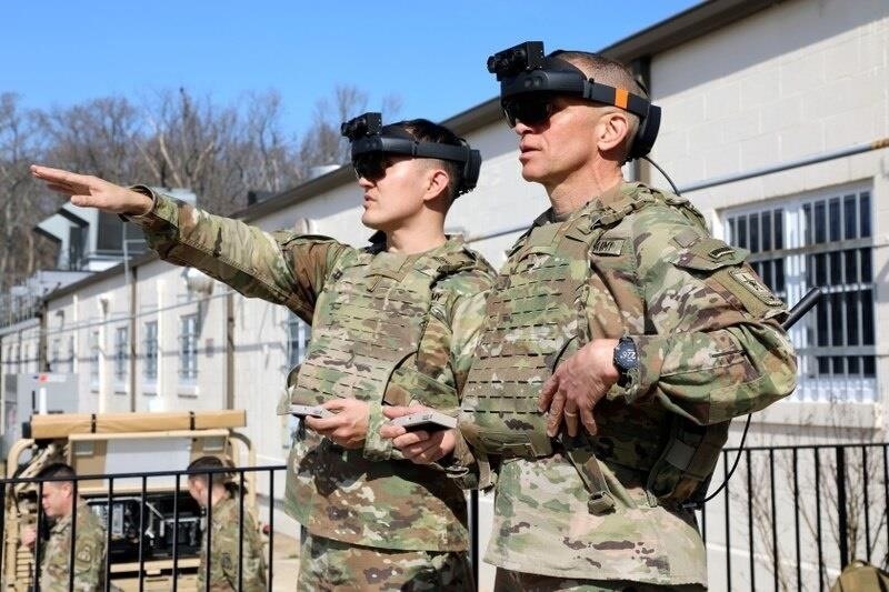 Here's Your First Look at the US Army's Combat-Ready HoloLens 2 in Action